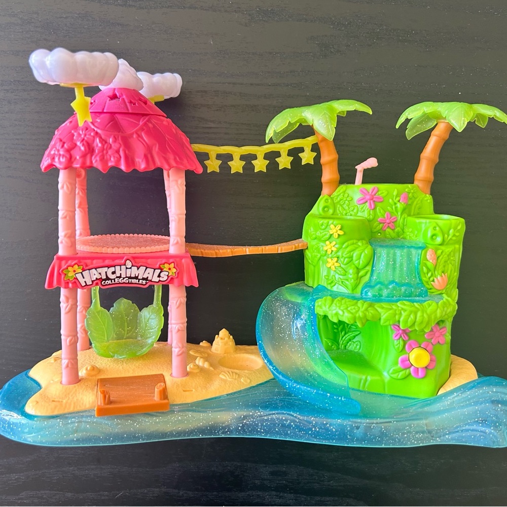 Hatchimals Colleggtibles Tropical Island Party Playset with Lights and Sound